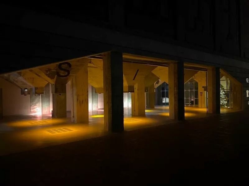 Pardubické silo se o adventu proměnilo v obří „žhnoucí krb“.