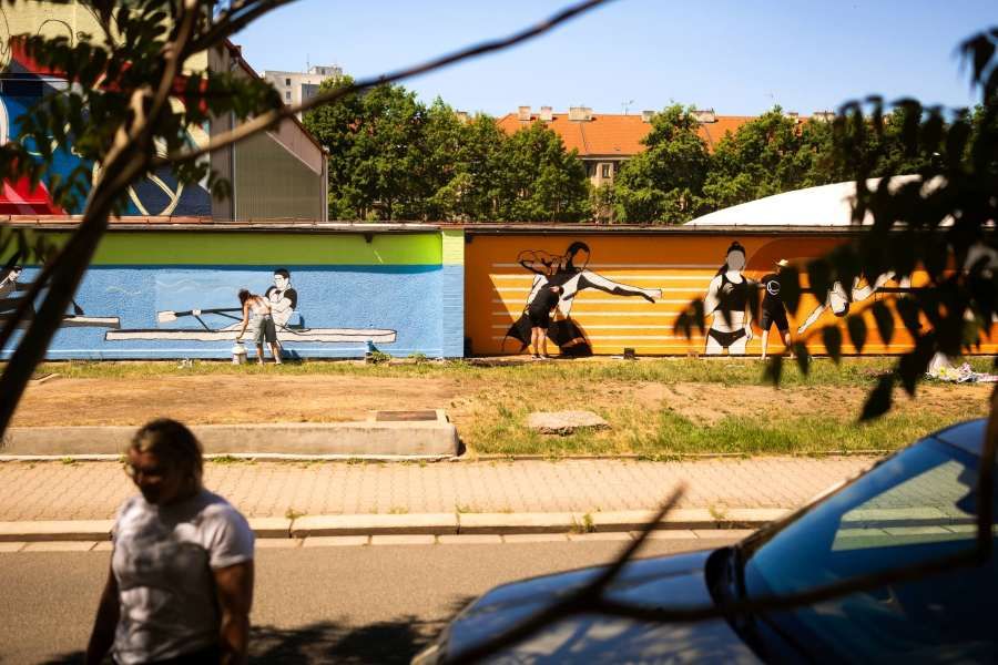Na Tyršově nábřeží v Pardubicích vzniká sto metrů dlouhý sportovní mural s pomocí žáků ZUŠ