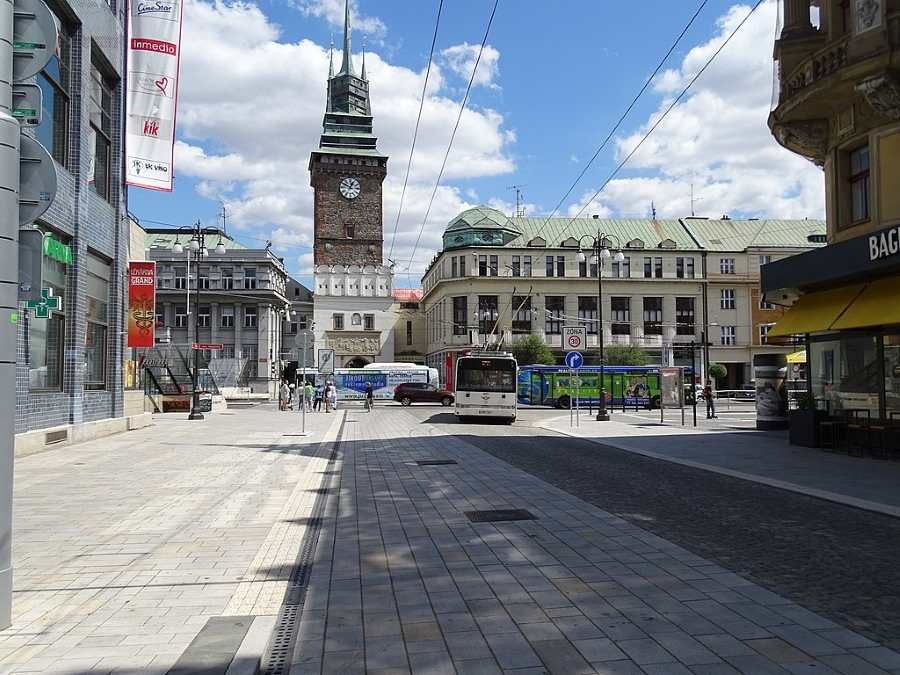 Rekonstrukce třídy Míru: Nová dlažba a více zeleně v Pardubicích