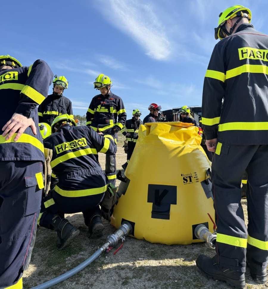 obrázek: Hasiči cvičí zásahy u lesních požárů u Marokánky, výcvik probíhá od dubna do října