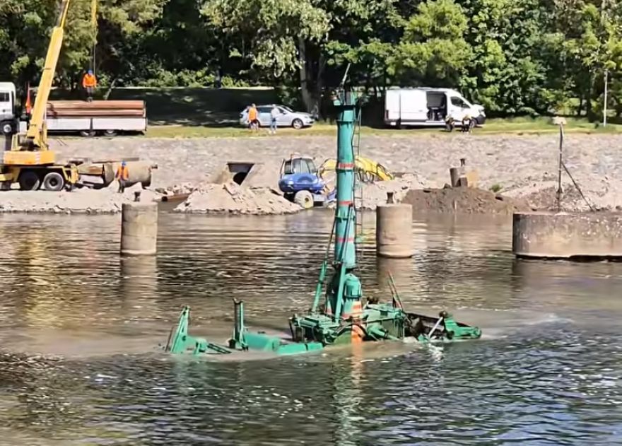 obrázek: Pardubice budují ochranné stání pro lodě na Labi za 48 milionů, v akci je i podvodní „buldozer\