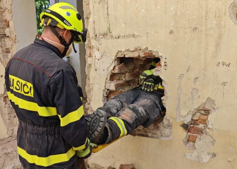 Hasiči z Rybitví trénovali pro záchranu po tornádu