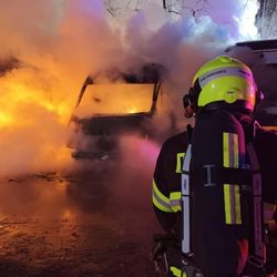 Větrný Štědrý den, 27 zásahů, čtyři auta v plamenech