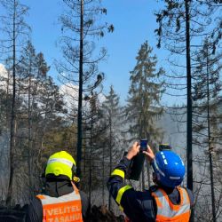 150 hasičů a Black Hawk bojovaly s požárem lesa, na Klatovsku shořelo sedm hektarů