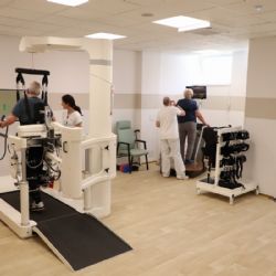 FN Plzeň otevřela centrum robotické rehabilitace. Pacientům pomáhá znovu chodit