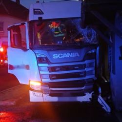 Kamion ve Stodě sjel do protisměru a narazil do domu