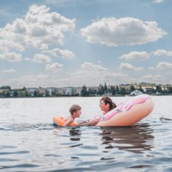 Kvalita vody se zhoršila, sinice přibyly na Hracholuskách. Jak poznat kdy raději do vody nevstupovat?