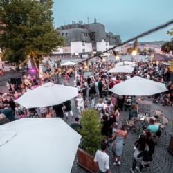 Léto na jihlavském Masarykově náměstí 2026: koncerty, dechovky, kino i Boží food fest