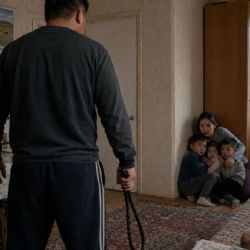 Muž z Mongolska v Plzni trestal manželku a tři děti bičem. Soud mu dal podmínku