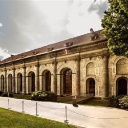 Na fasádě Míčovny na Pražském hradě zůstává srp a kladivo. Připomíná obnovu po druhé světové válce