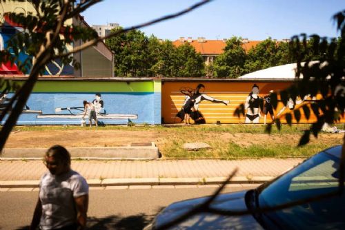 obrázek:Na Tyršově nábřeží v Pardubicích vzniká sto metrů dlouhý sportovní mural s pomocí žáků ZUŠ