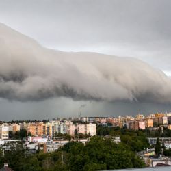 Nad Plzní se tyčila oblačná hradba. Ranní shelf cloud nabídl mimořádnou podívanou