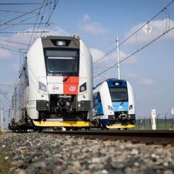 O třicetiletý provoz příměstských vlaků u Prahy soutěží České dráhy a RegioJet. Nabídky se liší o 18,5 miliardy