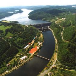 Orlík je opět nízko. Odhalené základy vesnic připomínají krajinu před napuštěním přehrady