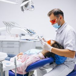 Pelhřimov láká zubaře - městský byt a 750 tisíc