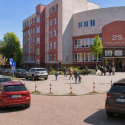 Plzeň chce zklidnit dopravu u škol. Rodiče mají motivovat aplikace i jednodenní „školní ulice“