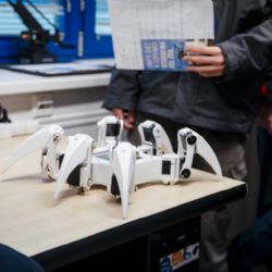 Plzeň ukáže technologie budoucnosti. Festival Inovujeme přiveze roboty, AI i 3D tištěný jeřáb