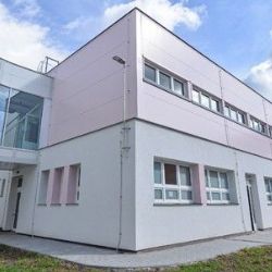 Plzeňská Růžovka se proměnila. Nový pavilon za 61 milionů nabízí šest moderních učeben