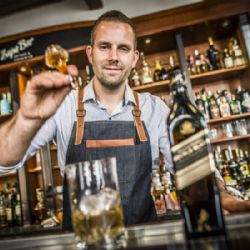 Plzeňský barman ovládl evropský šampionát s koktejlem Green Peace