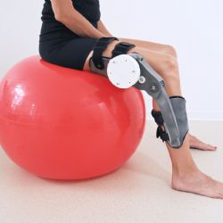 Plzeňští vědci vyvinuli robotickou oporu kolena s EEG pro lepší rehabilitaci