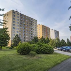 Praha 14 upozorňuje na koncentraci bytů programu Housing First. Debata se vede o nastavení sociálního bydlení