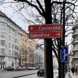 Praha 3 odstranila 32 směrových cedulí. Nové značení má postupně nahradit systém Pražský chodec