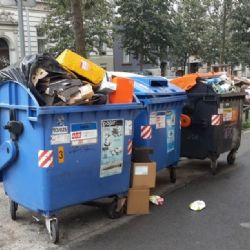 Přeplněné kontejnery na tříděný odpad zatěžují Prahu, město rozšiřuje senzory