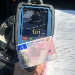 Řidička v BMW se proháněla Nekmíří rychlostí 101 km/h, policisté jí zadrželi řidičák