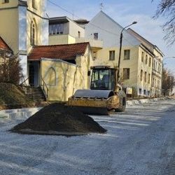 Rolnické náměstí v Lobzích se otevře 1. června, práce ale potrvají do srpna