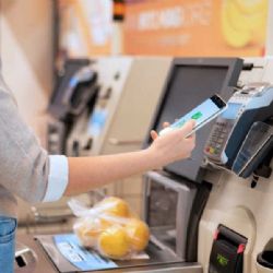 Samoobslužné pokladny mění pražské supermarkety, klasické obsluze ale nekonkurují
