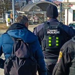 Strážníci našli u nádraží dva hledané muže