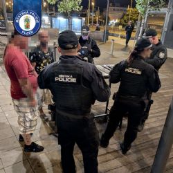 Strážníci v centru Plzně hlídají noční klid. Alkohol u nezletilých zjistili během večera pětkrát
