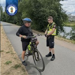 Strážníci vyrazili na plzeňské cyklostezky. Rozdávali světla i reflexní prvky