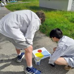 Studenti plzeňské Sutnarky pomáhají dětem v Praze. Barevné chodníky mají omezit kolony u školy