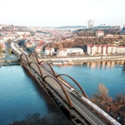 Svaz dopravy vyzývá k rychlému rozhodnutí o železničním mostu na Výtoni, podporuje nové tříkolejné řešení