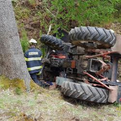 Traktor v lese sjel ze srázu a zavalil seniora. Hasiči ho vyprostili pomocí nafukovacích vaků
