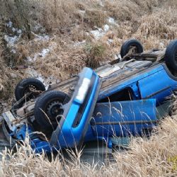 U Dnešic se objevil převrácený Opel v potoce, řidič zmizel