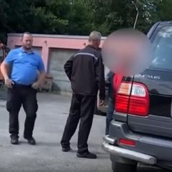 Ukrajinec, který v Tachově vyhrožoval strážníkům, může dostat až tři roky (video)