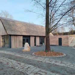 V kouřimském skanzenu otevřeli novou vstupní budovu za 45 milionů. Navazuje na tradiční architekturu a má doškovou střechu