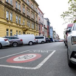 V Plzni přibývají zóny 30. Řidiče nově upozorní i velké nápisy na vozovce
