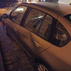 V Truhlářské ulici v Praze zadrželi muže, který poškodil dvě auta. Hlídka městské policie ho našla na lavičce
