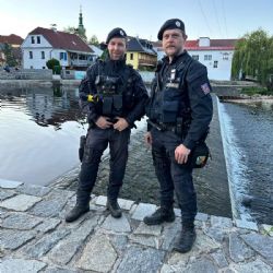 Všímavost zachránila tonoucího muže. Ženy skočily do Otavy, policisté ho dostali na břeh