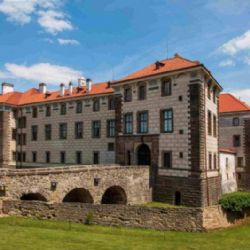 Zámek Nelahozeves otevírá sezonu: nová trasa zavede návštěvníky do sklepa i pod střechu