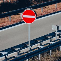 Záměna značek na křižovatce: Police hledají viníka za ohrožení dopravy