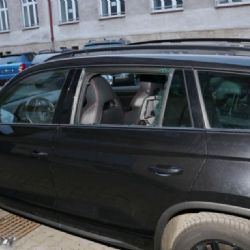 Zloděj v Kollárově ulici rozbil okno auta a zmizel s 50 tisíci. Stačila chvíle nepozornosti