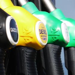 Neuvěřitelná scéna na pumpě - auto couvá bez řidiče
