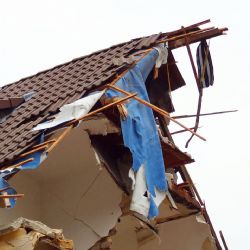 Obyvatelé Otic, kterým bouřka nejvíc poničila dům, dostanou od kraje finanční podporu