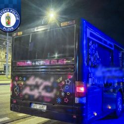 Pojízdná party v Plzni narazila. Autobus měl propadlou technickou a sjeté gumy