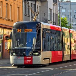Horko zastavilo tramvaje mezi Florencí a Palmovkou. Výplň u kolejí poškodila vozy