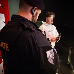 Bary, kluby i ulice pod dohledem. Víkendová noční akce v Plzni odhalila řadu přestupků